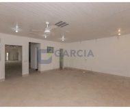 Prédio com 300m², 2 vagas no bairro Navegantes em Porto Alegre