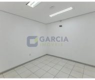 Prédio com 300m², 2 vagas no bairro Navegantes em Porto Alegre