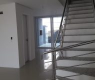 Casa com 204m², 3 dormitórios, 3 suítes, 2 vagas no bairro Jardim Itu Sabará em Porto Alegre