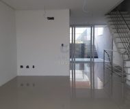 Casa com 204m², 3 dormitórios, 3 suítes, 2 vagas no bairro Jardim Itu Sabará em Porto Alegre