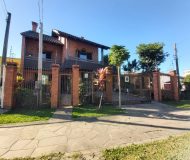 Casa com 212m², 3 dormitórios, 1 suíte, 2 vagas no bairro Vila Floresta em Porto Alegre