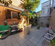 Casa com 212m², 3 dormitórios, 1 suíte, 2 vagas no bairro Vila Floresta em Porto Alegre