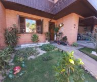 Casa com 212m², 3 dormitórios, 1 suíte, 2 vagas no bairro Vila Floresta em Porto Alegre