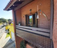 Casa com 212m², 3 dormitórios, 1 suíte, 2 vagas no bairro Vila Floresta em Porto Alegre