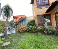 Casa com 205m², 3 dormitórios, 2 suítes, 2 vagas no bairro Vila Ipiranga em Porto Alegre