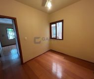 Casa com 310m², 3 dormitórios, 1 suíte, 4 vagas no bairro Santa Maria Goretti em Porto Alegre