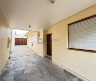 Casa com 220m², 3 dormitórios, 1 suíte, 4 vagas no bairro Jardim Lindóia em Porto Alegre