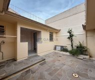 Casa com 220m², 3 dormitórios, 1 suíte, 4 vagas no bairro Jardim Lindóia em Porto Alegre