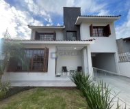 Casa com 280m², 3 dormitórios, 1 suíte, 4 vagas no bairro Parque Santa Fé em Porto Alegre
