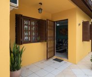 Casa com 171m², 3 dormitórios, 1 suíte, 2 vagas no bairro Partenon em Porto Alegre