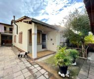 Casa com 263m², 6 dormitórios, 1 suíte, 2 vagas no bairro Parque Minuano em Porto Alegre