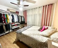 Casa com 263m², 6 dormitórios, 1 suíte, 2 vagas no bairro Parque Minuano em Porto Alegre