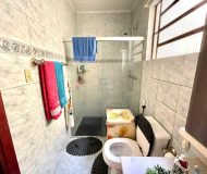 Casa com 263m², 6 dormitórios, 1 suíte, 2 vagas no bairro Parque Minuano em Porto Alegre