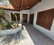 Casa com 341m², 3 dormitórios, 1 suíte, 8 vagas no bairro Ipanema em Porto Alegre