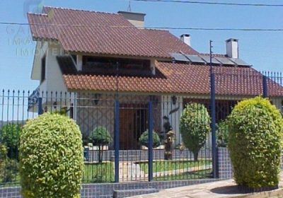 Casa com 450m², 4 dormitórios, 1 suíte, 6 vagas no bairro Santa Fé em Porto Alegre