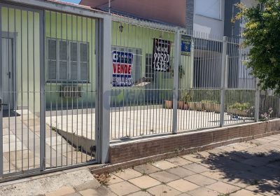 Casa com 180m², 3 dormitórios, 2 vagas no bairro Sarandi em Porto Alegre