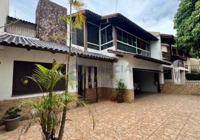 Casa com 350m², 4 dormitórios, 1 suíte, 2 vagas no bairro Jardim Planalto em Porto Alegre