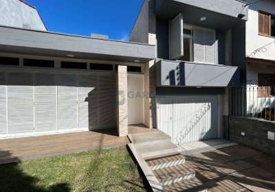 Casa com 213m², 3 dormitórios, 1 suíte, 4 vagas no bairro Vila Ipiranga em Porto Alegre