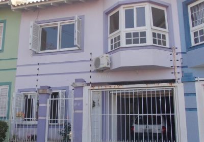 Casa com 148m², 3 dormitórios, 1 suíte, 2 vagas no bairro Santa Fe em Porto Alegre