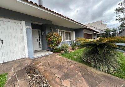 Casa com 204m², 3 dormitórios, 1 suíte, 4 vagas no bairro Jardim Planalto em Porto Alegre