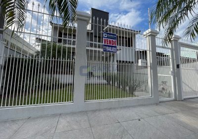 Casa com 280m², 3 dormitórios, 1 suíte, 4 vagas no bairro Parque Santa Fé em Porto Alegre