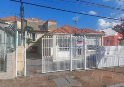 Casa com 250m², 3 dormitórios, 4 vagas no bairro Parque Minuano em Porto Alegre