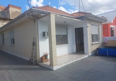 Casa com 250m², 3 dormitórios, 4 vagas no bairro Parque Minuano em Porto Alegre