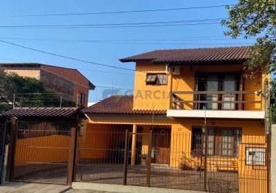Casa com 202m², 3 dormitórios, 1 suíte, 2 vagas no bairro Rubem Berta em Porto Alegre