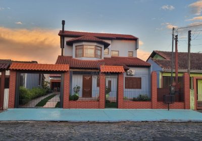 Casa com 166m², 4 dormitórios, 1 suíte, 2 vagas no bairro Sumaré em Alvorada