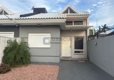 Casa com 88m², 2 dormitórios, 2 vagas no bairro Sarandi em Porto Alegre