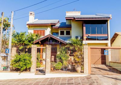 Casa com 302m², 4 dormitórios, 2 suítes, 4 vagas no bairro Jardim Lindóia em Porto Alegre