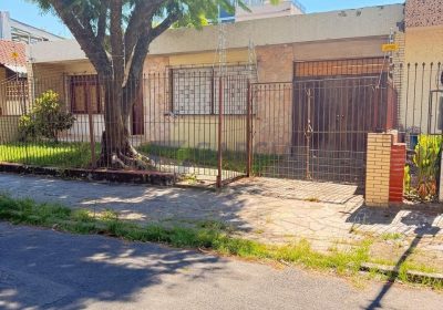 Casa com 73m², 3 dormitórios, 4 vagas no bairro Sarandi em Porto Alegre