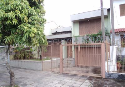 Casa com 213m², 3 dormitórios, 1 suíte, 3 vagas no bairro Vila Ipiranga em Porto Alegre