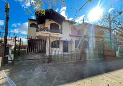 Casa com 287m², 5 dormitórios, 1 suíte, 3 vagas no bairro Jardim Itu em Porto Alegre