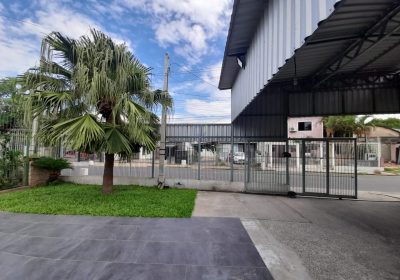 Casa com 60m², 2 dormitórios, 4 vagas no bairro Sarandi em Porto Alegre
