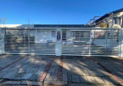 Casa com 250m², 2 dormitórios, 2 suítes, 4 vagas no bairro Três Figueiras em Porto Alegre
