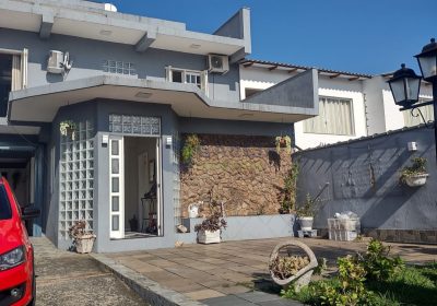 Casa com 400m², 3 dormitórios, 1 suíte, 2 vagas no bairro Costa e Silva em Porto Alegre