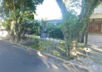 Casa com 305m², 4 dormitórios, 3 vagas no bairro Parque dos Maias em Porto Alegre