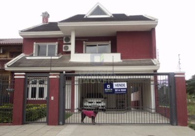 Casa com 286m², 4 dormitórios, 2 suítes, 2 vagas no bairro Santa Fé em Porto Alegre