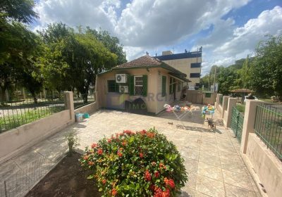 Casa com 80m², 2 dormitórios, 2 vagas no bairro Jardim Floresta em Porto Alegre