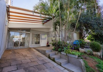 Casa com 200m², 3 dormitórios, 1 suíte, 2 vagas no bairro Jardim Sabará em Porto Alegre