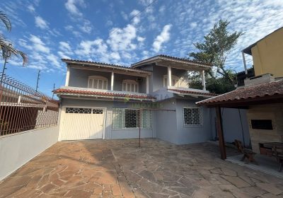 Casa com 250m², 3 dormitórios, 1 suíte, 3 vagas no bairro Santa Rosa de Lima em Porto Alegre