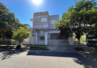Casa com 301m², 3 dormitórios, 1 suíte, 2 vagas no bairro Alto Petrópolis em Porto Alegre