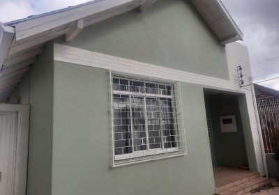 Casa com 75m², 3 dormitórios, 5 vagas no bairro Parque Minuano em Porto Alegre
