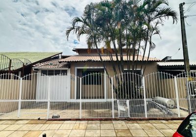 Casa com 200m², 5 dormitórios, 1 suíte, 4 vagas no bairro Sarandi em Porto Alegre