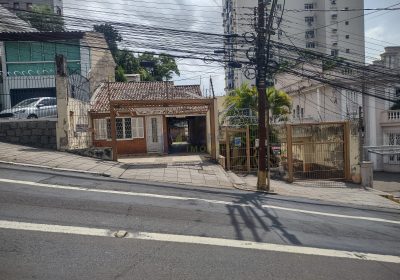 Depósito com 570m², 2 dormitórios, 30 vagas no bairro Floresta em Porto Alegre