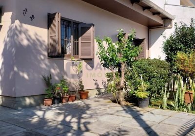 Casa com 201m², 4 dormitórios, 4 vagas no bairro Santa Rosa de Lima em Porto Alegre