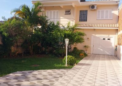 Casa com 170m², 4 dormitórios, 1 suíte, 2 vagas no bairro Sarandi em Porto Alegre