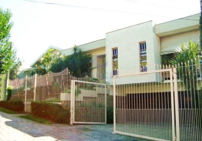 Casa com 550m², 5 dormitórios, 4 vagas no bairro Chácara das Pedras em Porto Alegre