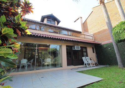 Casa com 381m², 4 dormitórios, 1 suíte, 4 vagas no bairro Chácara das Pedras em Porto Alegre